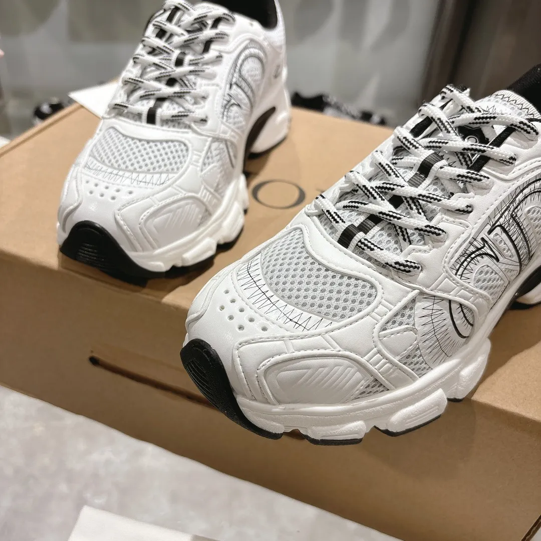 👟👟Ex-factory price 560👟👟 This Dior Chrono sneaker is a new product of the 2024 autumn ready-to-wear series, reinterpreting running shoes with Dior's high-end style. White mesh fabric is paired with nude and silver-toned laminated leather-effect panels, as well as CD logos on the sides, a star patch on the tongue and a Dior logo on the heel. Featuring tri-color laces, a lightweight sole and star embellishments for a casual look all year round. ✅Size: 35-40 ✅Packaging: With counter packaging and Dior outer box